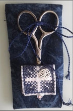 Load image into Gallery viewer, Carol&#39;s Snowflake Needle Case
